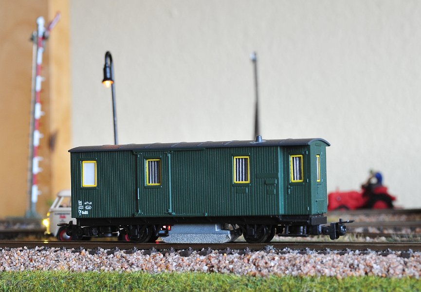 Liliput Packwagen 6408 mit Schienenreiniger 